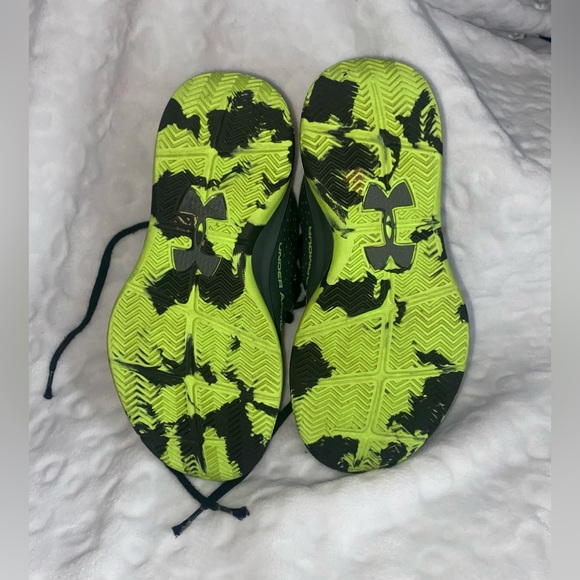 Under Armour… Boys shoes, size 1Y - Picture 4 of 7